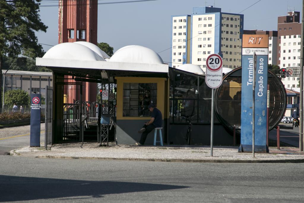 Mulher foi atendida pela ambulância do Samu no Terminal Capão Raso após o arrastão. | Marcelo Andrade/Gazeta do Povo