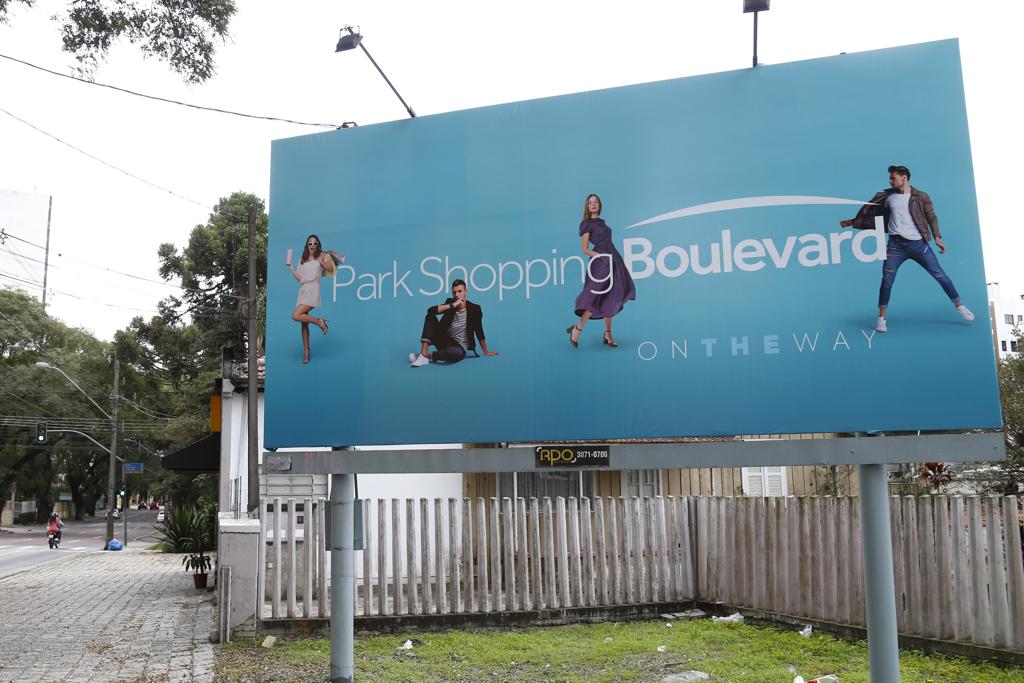 Shopping já começa a estampar outdoors pela cidade | Aniele Nascimento/Gazeta do Povo