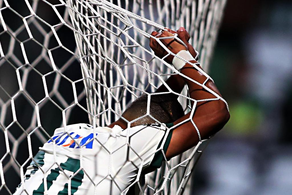 Dez bolas que o Coritiba teve de buscar no fundo do gol tiveram origem em lances de bola parada: muito prejuízo para a conta do Alviverde. | Albari Rosa/Gazeta do Povo