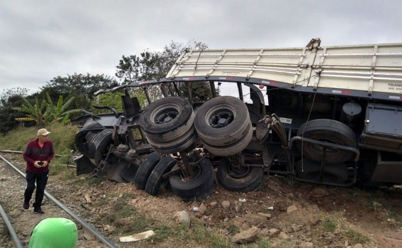 Trem arrastou o caminhão após a colisão. | Gerson Klaina/Tribuna do Paraná