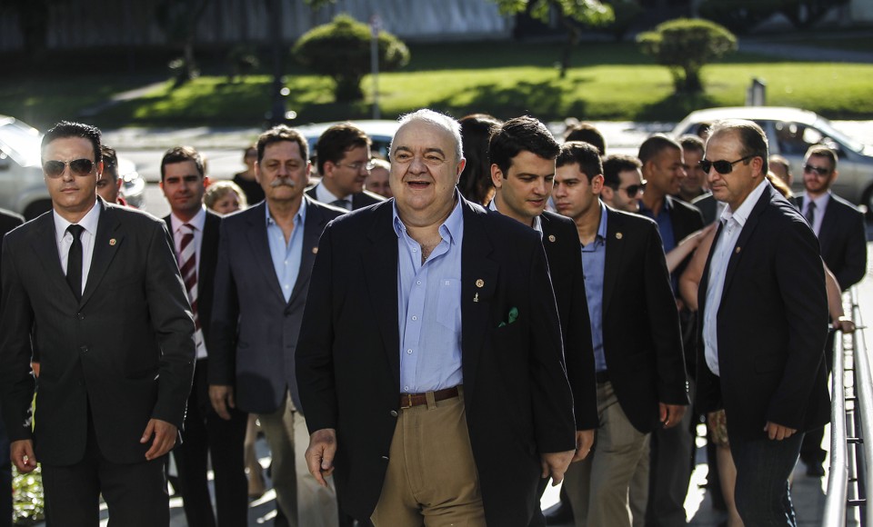 Um ano e meio após posse, Greca descumpre promessa de corte de comissionados Greca chega para o primeiro dia de trabalho na prefeitura, em janeiro de 2017. | Jonathan Campos/Gazeta do Povo
