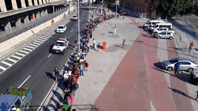 Milhares de pessoas fizeram fila para se candidatar para 5 mil vagas de emprego no Rio de Janeiro, em evento no Engenhão, em maio deste ano. Desemprego é um dos efeitos da recessão . | Vitor Abdala/Agência Brasil