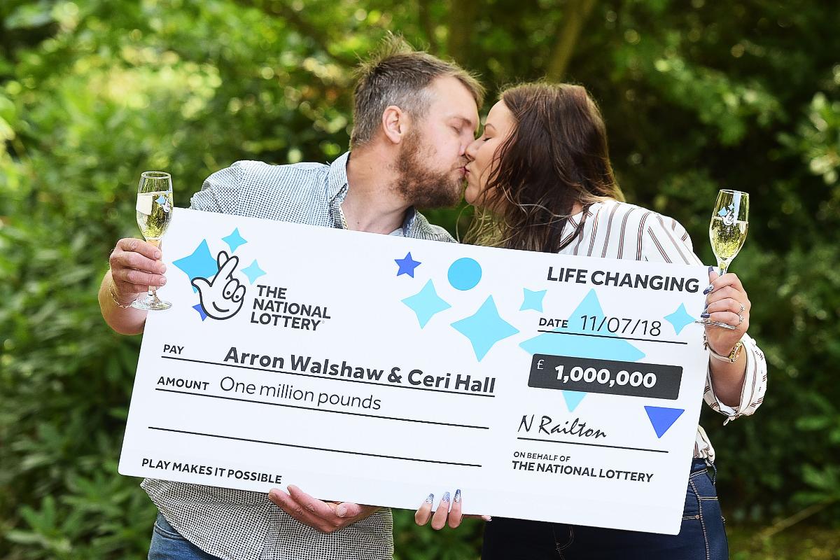 Os ganhadores do prêmio de 1 milhão de libras, Arron Walshaw e Ceri Hall | National Lottery/PA