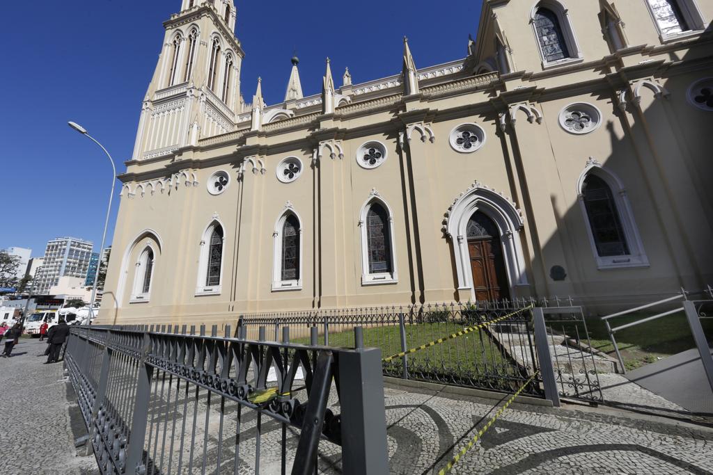 Instalação de grades na área externa da Catedral de Curitiba  que vai receber uma imagem de Nossa Senhora da Luz dos Pinhais. | Aniele Nascimento/Gazeta do Povo