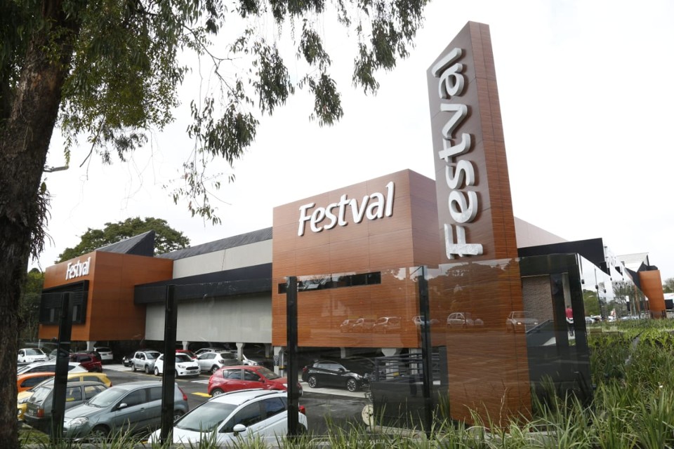 Novo Supermercado Festval fica no mesmo endereço do antigo Mercadorama no bairro São Lourenço. | Aniele Nascimento / Gazeta do Povo/