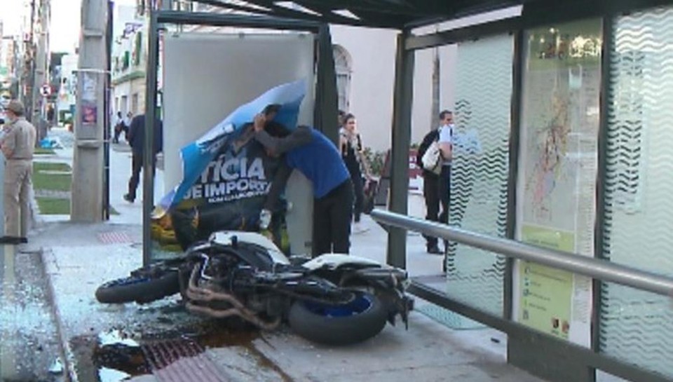 Motociclista perdeu o controle e veículo só parou ao bater contra ponto de ônibus | Reprodução/RPC/