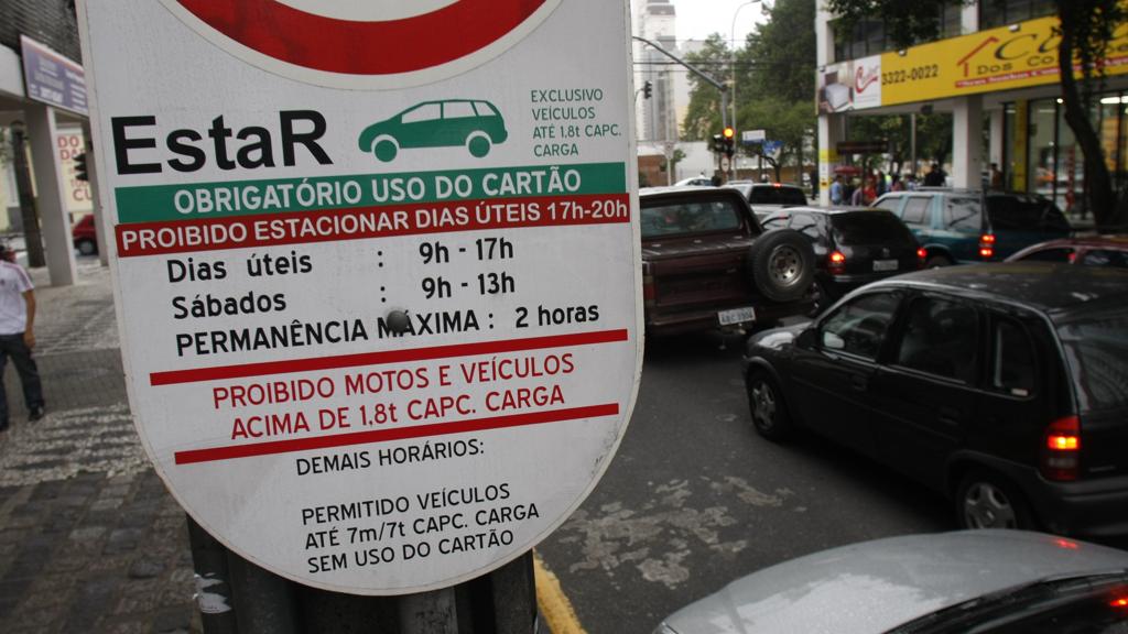 Com a mudança, todo o controle do estacionamento regulamentado da cidade será feito por aplicativo | Daniel Derevecki/Gazeta do Povo