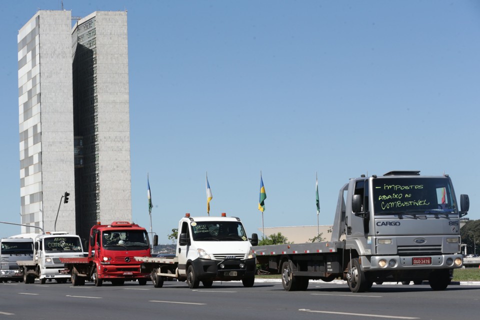 Caminhoneiros negam nova greve, mas falam em paralisação caso piso do frete caia Motoristas de carga protestam em Brasília: categoria está atenta à movimentação no Congresso para evitar que medida provisória perca validade. | Antonio Cruz/Agência Brasil