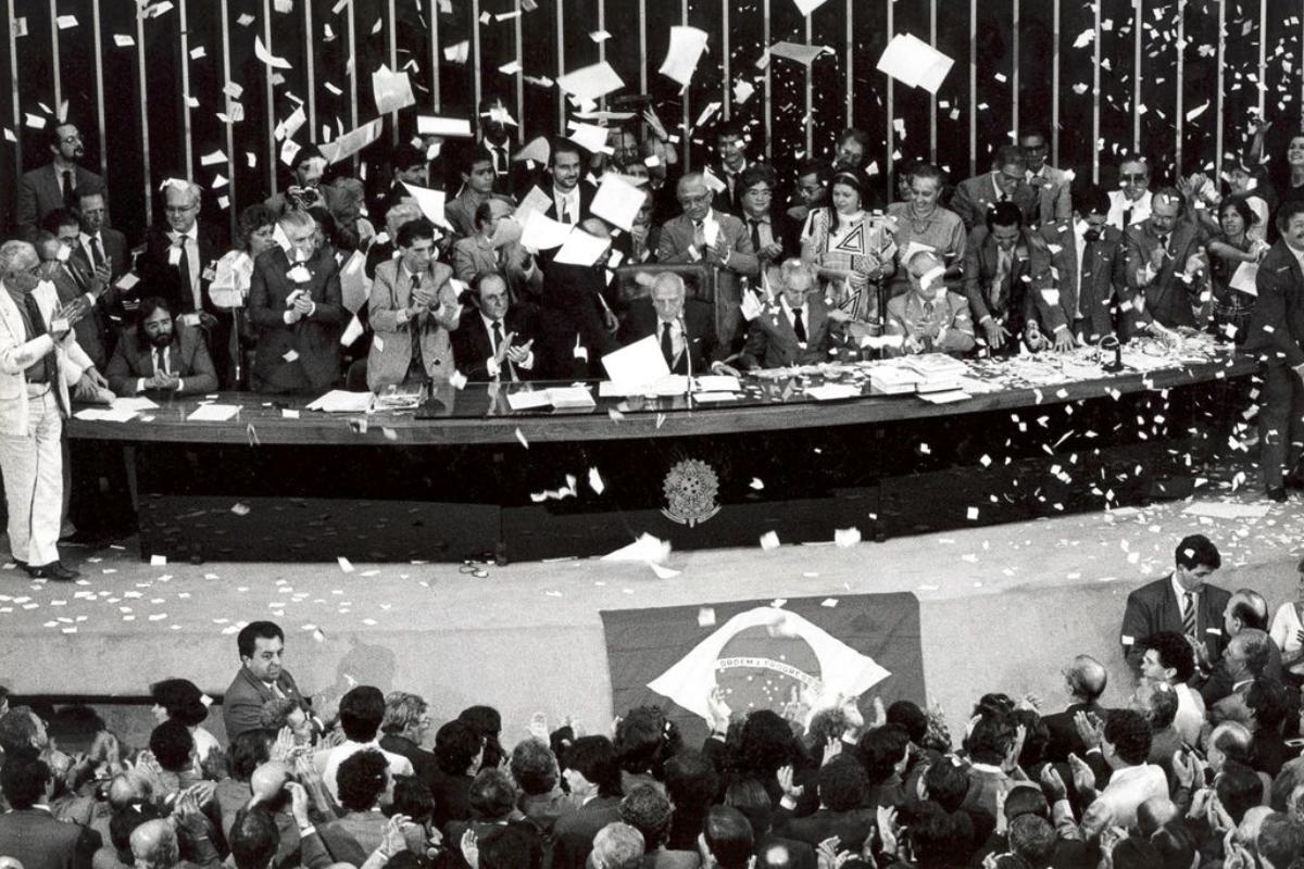 Encerramento das votações da “Constituição cidadã”, com o discurso do presidente da Assembleia Nacional Constituinte (ANC), deputado Ulysses Guimarães, no dia 22 de setembro de 1988. | Senado Federal/Arquivo