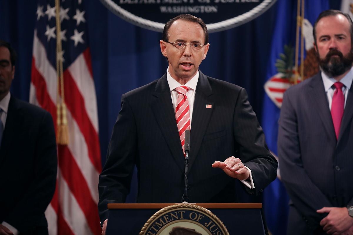 Rod Rosenstein, vice-procurador-geral dos Estados Unidos, anuncia o indiciamento de 12 russos por tentarem inferferir nas eleições americanas de 2016 | CHIP SOMODEVILLAAFP