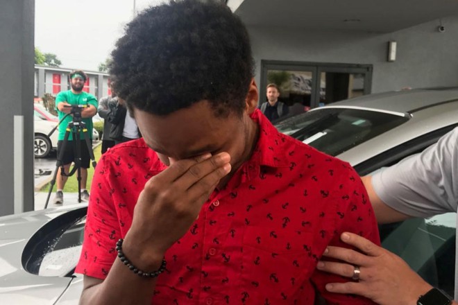 Walter Carr, que caminhou mais de 20 quilômetros para chegar ao seu primeiro dia de trabalho e ganhou um carro do chefe | ReproduçãoAL.com