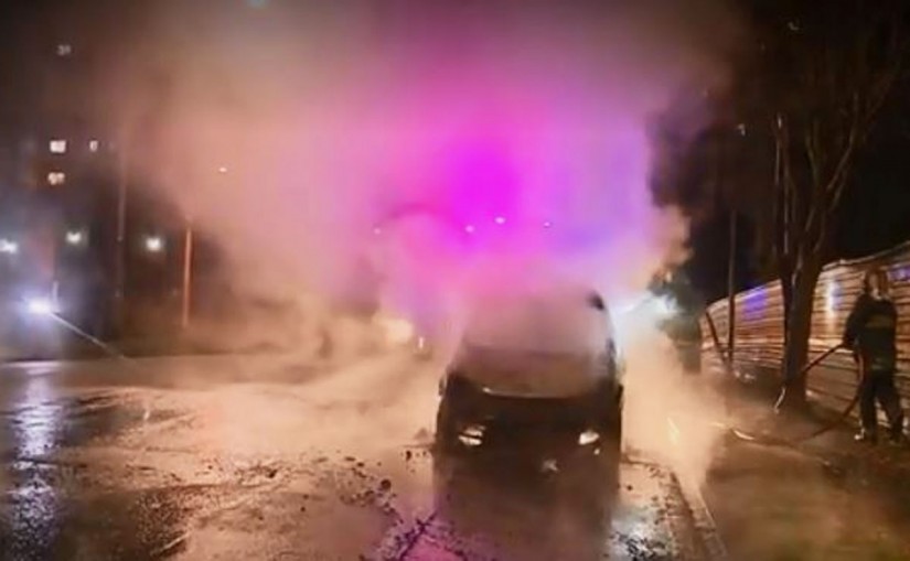 Carro incendiado na noite de quarta-feira no bairro Bigorrilho. | Reprodução RPC TV/