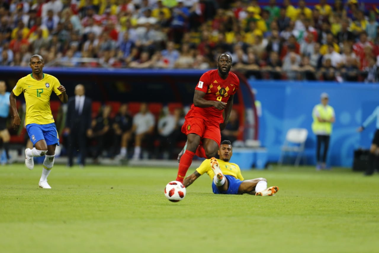 Lance do segundo gol da Bélgica. Fernandinho (camisa 17) não conseguiu parar Lukaku. | jonathan Campos/Gazeta do Povo/