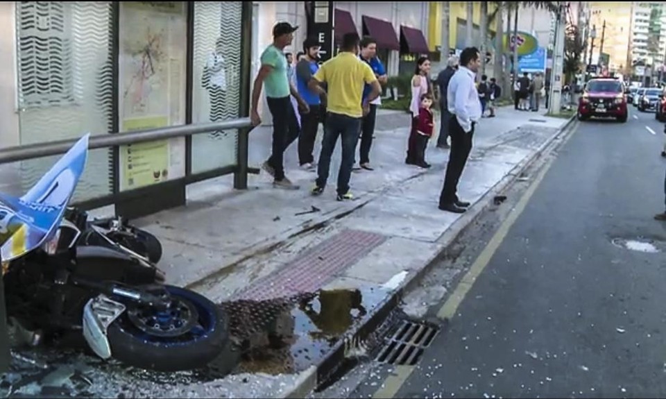 Segundo a mãe do motociclista, filho não estava empinando a moto na hora do acidente | Reprodução/RPC TV