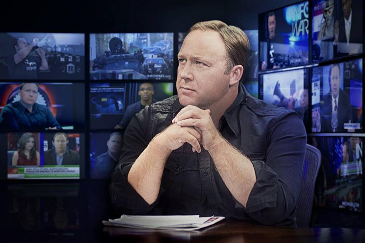 Alex Jones, fundador do site InfoWars, teve perfis suspensos no Facebook e vídeos removidos no YouTube | Reprodução/ Facebook - Alex Jones