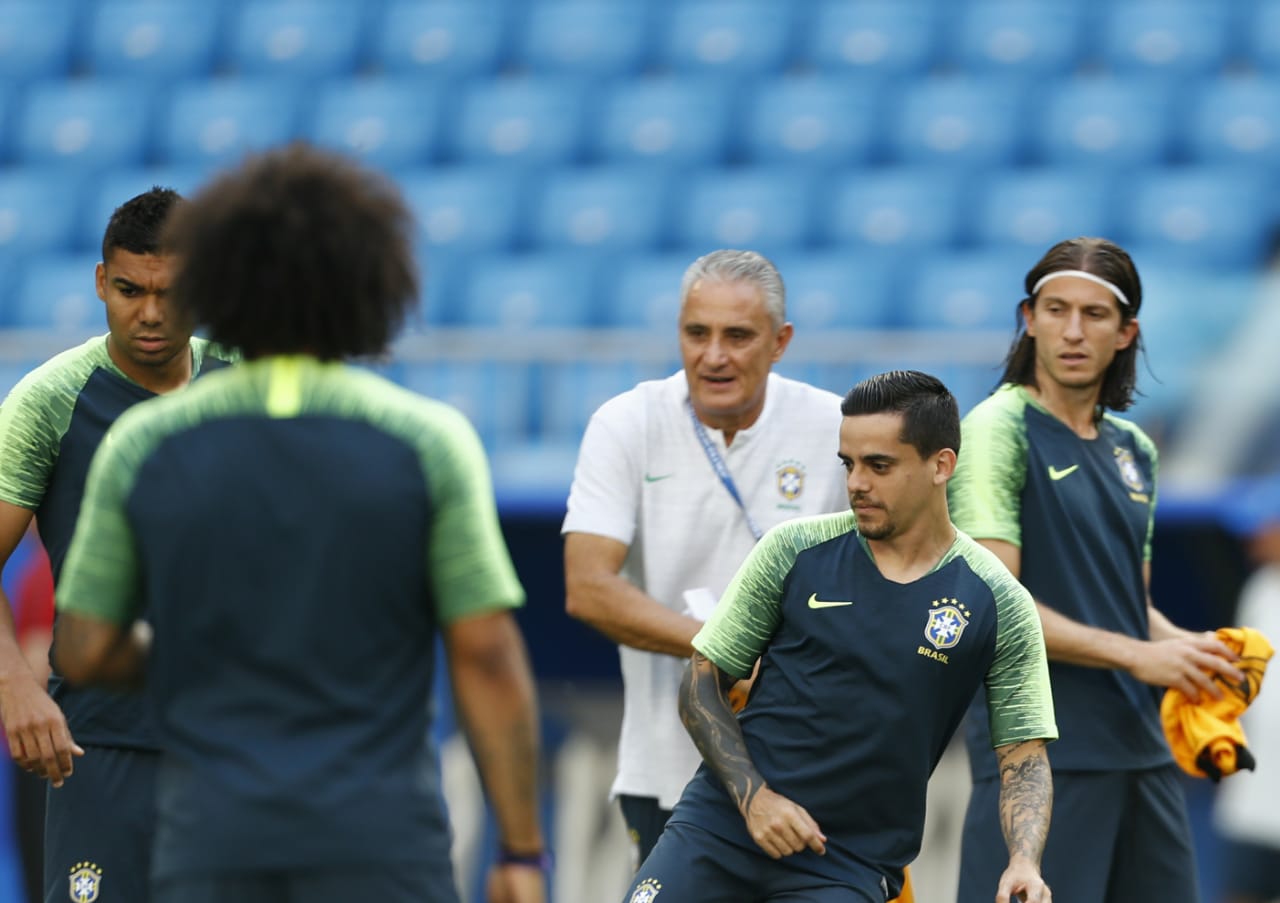 Filipe Luis, ao fundo, será titular do Brasil contra o México | Jonathan Campos/Gazeta do Povo
