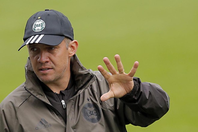 O técnico Eduardo Baptista tem sofrido para dar consistência ao Coritiba, mas vai encontrando soluções aos poucos. | Albari Rosa/Gazeta do Povo
