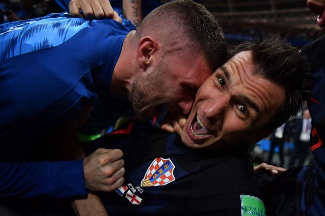 Mandzukic , autor do gol da inédita classificação da Croácia à final da Copa do Mundo, é clicado de pertinho pelo atropelado fotógrafo da AFP. | YURI CORTEZ/AFP