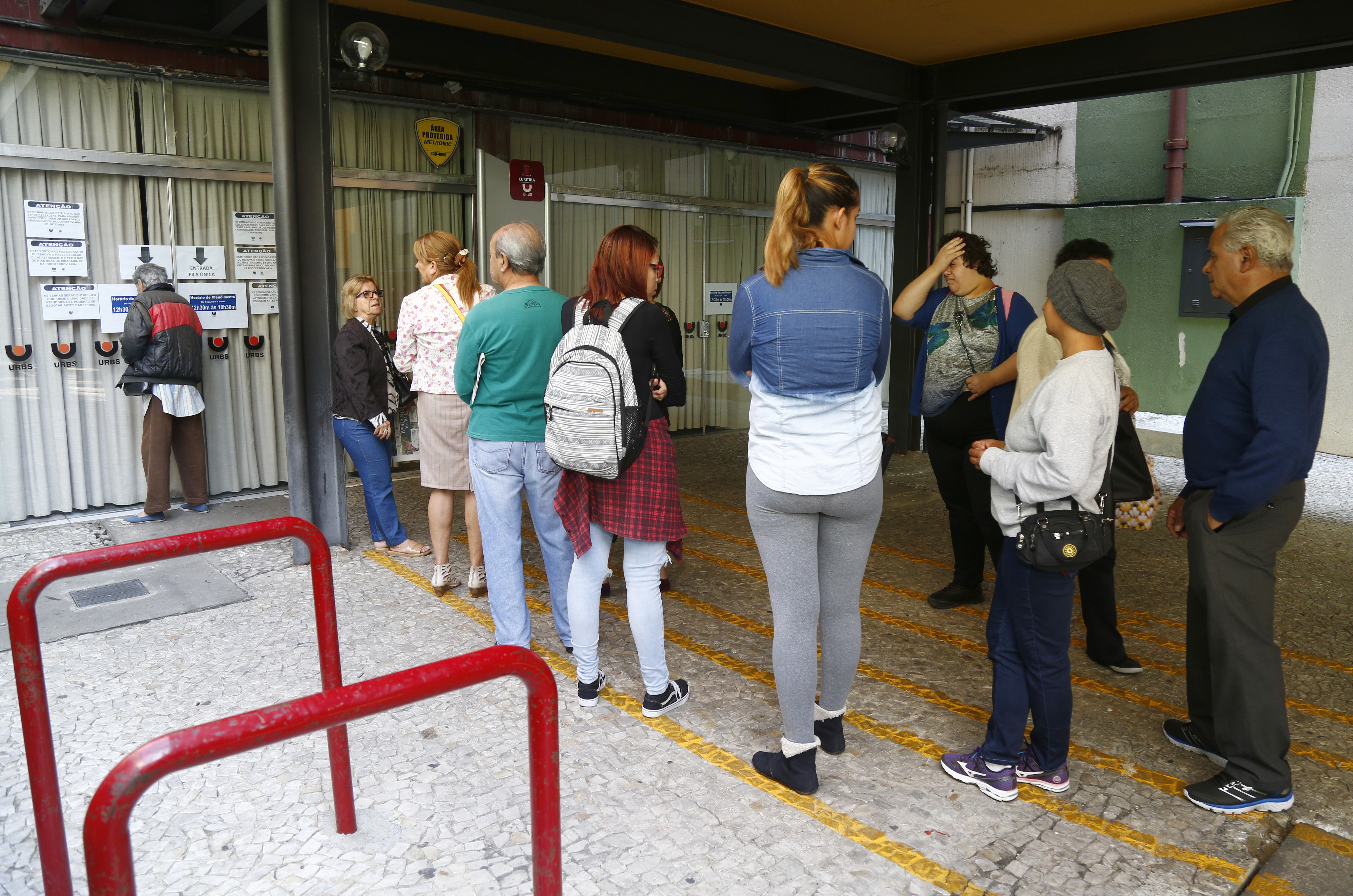 Fila de atendimento no posto da Urbs na Rua da Cidadania Matriz começa a se formar antes mesmo da unidade abrir. | Aniele Nascimento/Gazeta do Povo