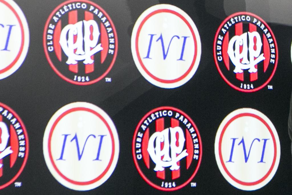 Painel com as imagens do símbolo do Atlético e da IVI, moeda virtual da Inoovi, parceira do clube paranaense. | Marcelo Andrade/Gazeta do Povo