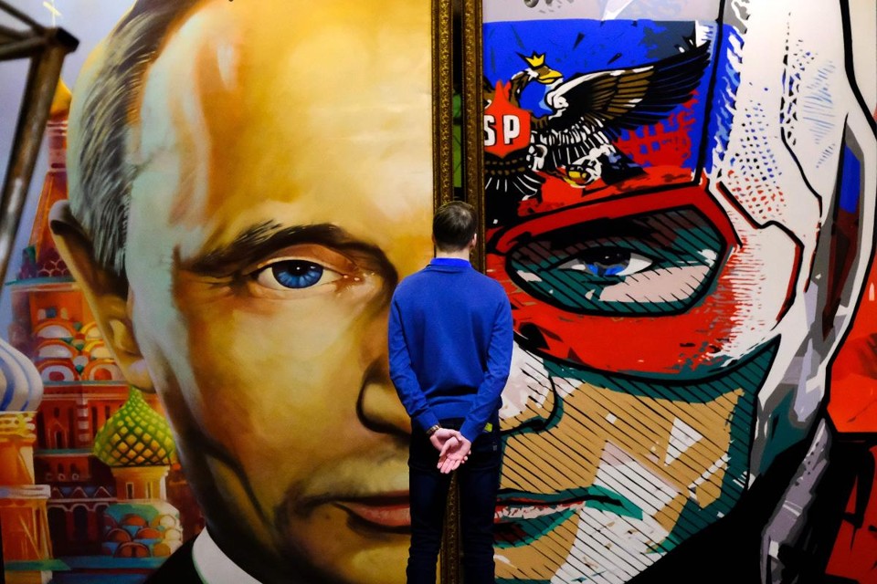 Exibição “SUPERPUTIN” em um museu de Moscou mostra o presdiente russo Vladimr Putin como super-herói | YURI KADOBNOVAFP