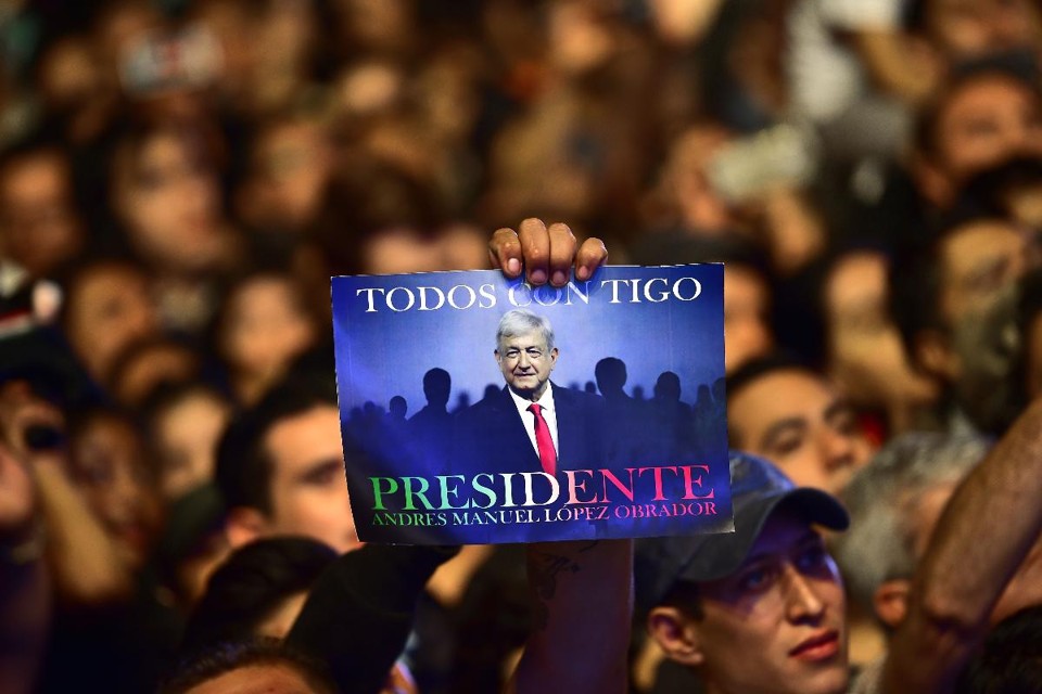 Uma multidão foi às ruas da Cidade do México para celebrar a vitória de Obrador nas eleições presidenciais neste domingo (1) | PEDRO PARDOAFP