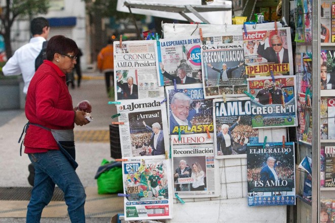 Capas dos jornais mexicanos noticiam vitória de López Obrador, conhecido como AMLO, nesta segunda-feira (2) | JULIO CESAR AGUILARAFP