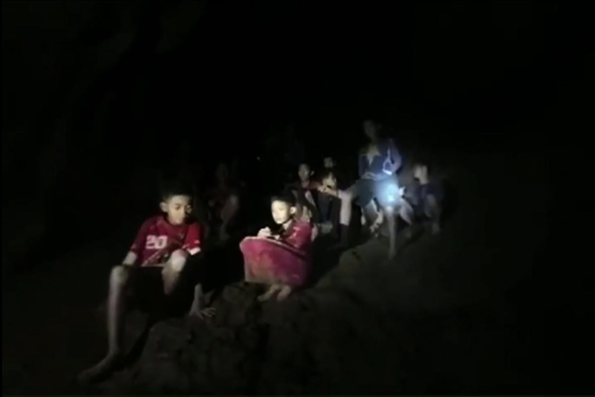 Imagem de vídeo, da Marinha Real da Tailândia, mostra parte do time de futebol que estava desaparecido em caverna há nove dias | HOAFP/Royal Thai Navy