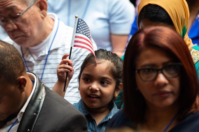 Serviços de Imigração e Cidadania dos EUA dão as boas-vindas a 200 novos cidadãos de 50 países durante uma cerimônia em homenagem ao Dia da Independência na Biblioteca Pública de Nova York em 3 de julho de 2018 | BRYAN R. SMITHAFP