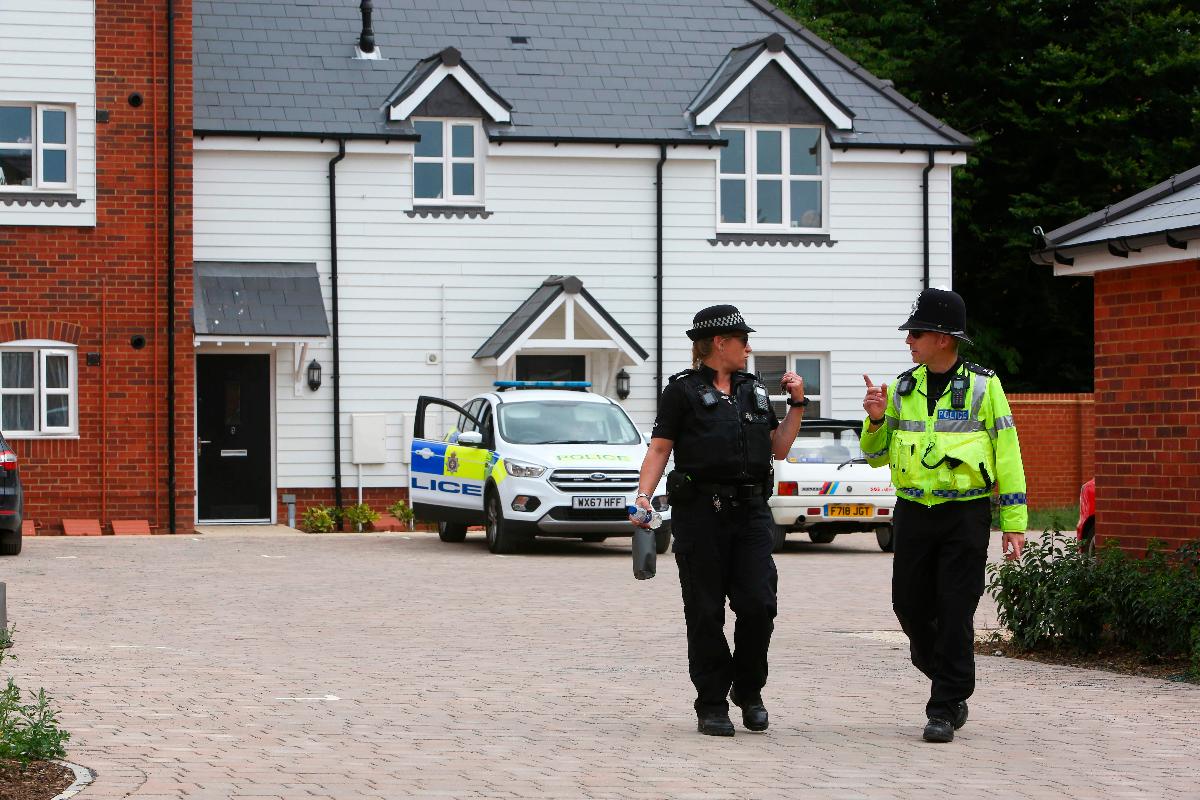 Policiais ingleses do lado de fora da casa onde um homem e uma mulher foram encontrados inconscientes | GEOFF CADDICKAFP