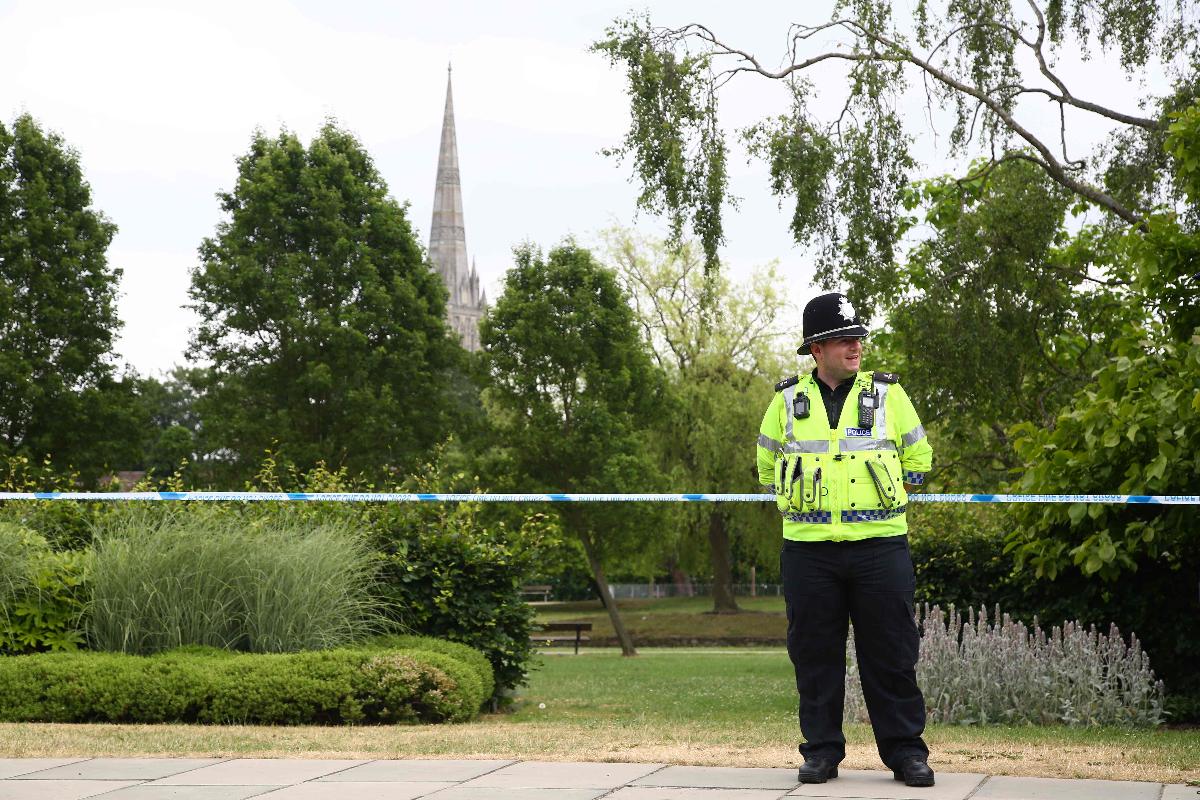 Policiais isolaram área próxima de onde foi encontrado o casal envenenado por um agente químico | GEOFF CADDICK/AFP