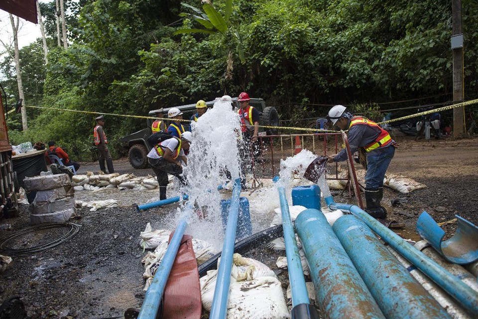 Equipes de resgate tailandesas bombeiam água da caverna de Tham Luang durante as operações de resgate, no Parque Florestal de Khun Nam Nang Non, no distrito de Mae Sai, na Tailândia | YE AUNG THUAFP