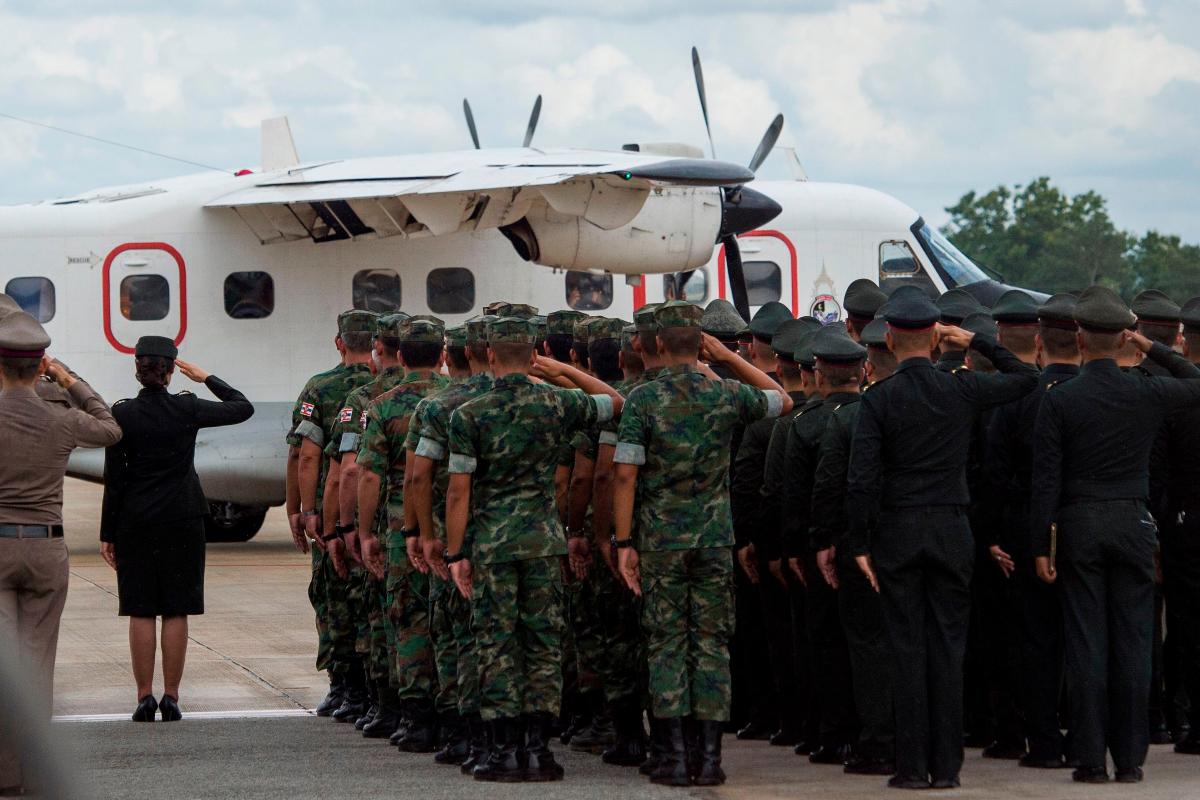 Soldados tailandeses e policiais prestam continência em homenagem ao mergulhador Saman Kunan | YE AUNG THUAFP