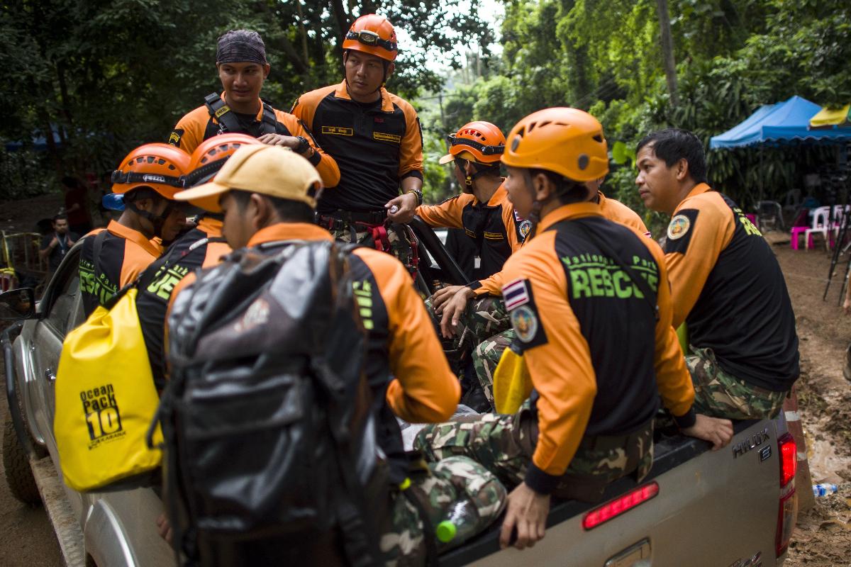 Trabalhadores da equipe de resgate são transportados durante os preparativos de resgate de uma equipe de futebol, que está presa em uma caverna no Norte da Tailândia | YE AUNG THU/AFP