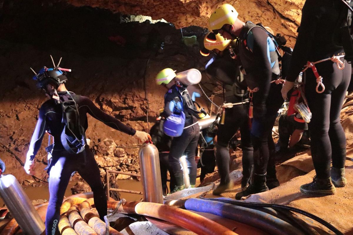 Grupo de mergulhadores na caverna de Tham Luang durante preparativos para a operação de resgate | HANDOUTAFP