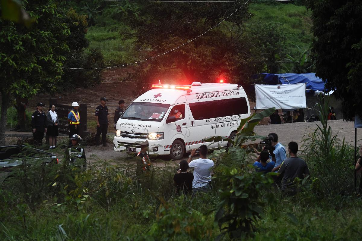Uma ambulância deixa a área da caverna de Tham Luang depois que mergulhadores evacuaram alguns dos 12 meninos presos na caverna | LILLIAN SUWANRUMPHA
AFP