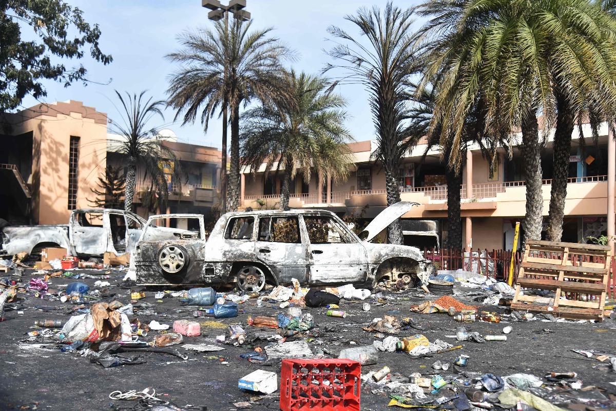 Carros foram queimados durante um saque a um supermercado em um bairro de Porto Príncipe | HECTOR RETAMAL/AFP