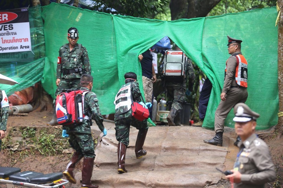 Paramédicos militares tailandeses na área da caverna de Tham Luang após os mergulhadores terem evacuado alguns dos 12 meninos e seu treinador preso na caverna em Khun Nam Nang Non Forest Park no distrito de Mae Sai, em 8 de julho de 2018. Mergulhadores de elite estrangeiros e SEALS da Marinha Tailandesa iniciaram em 8 de julho a operação extremamente perigosa para resgatar os 12 meninos e seu treinador de futebol enquanto corriam contra o tempo, com iminentes chuvas ameaçando mais inundações que condenariam a operação de resgate. | DivulgaçãoAFP