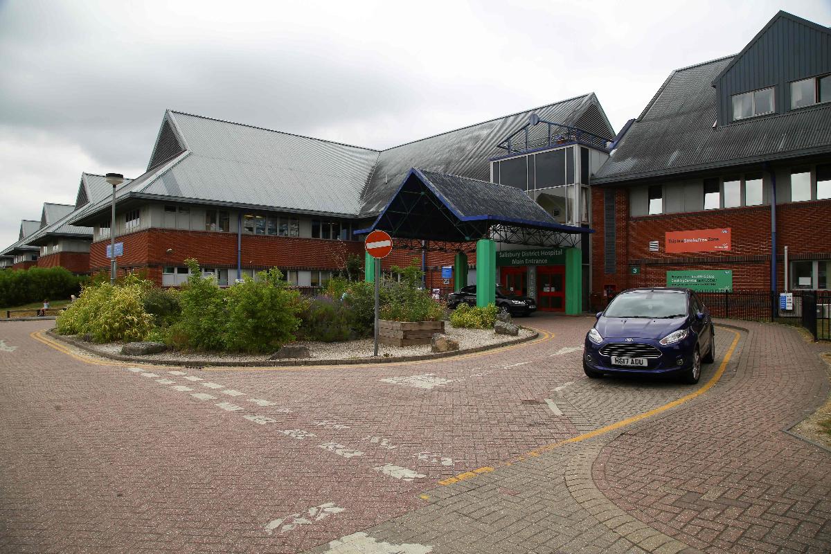 Entrada principal do hospital do distrito de Salsbury, Sul da Inglaterra, onde os dois foram internados na semana passada | GEOFF CADDICKAFP