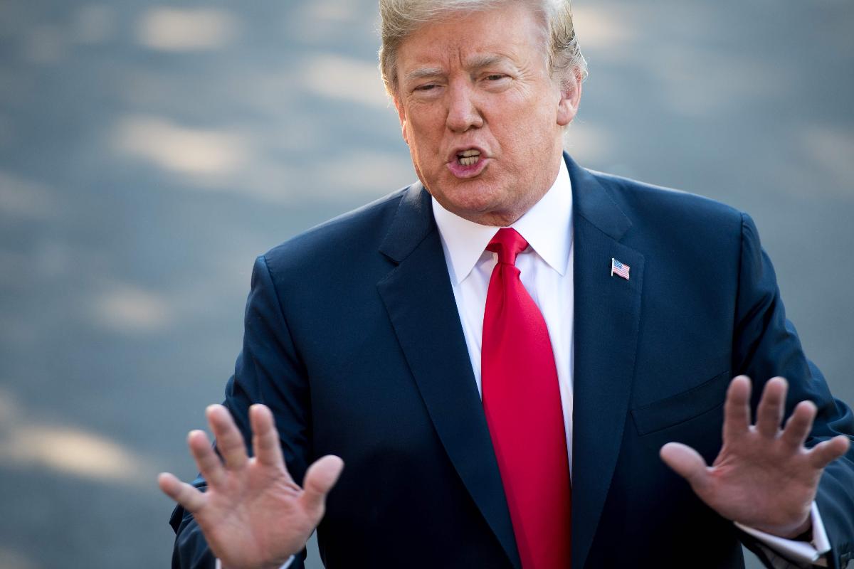 O presidente dos EUA, Donald Trump, fala com a mídia no gramado sul da Casa Branca, em Washington, DC, em 10 de julho de 2018, antes de partir para uma viagem de uma semana para a Europa, com paradas em Bruxelas, Londres e Helsinque. | SAUL LOEB/AFP