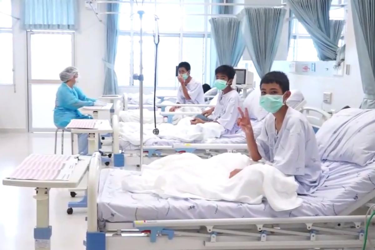 Foto cedida pelo governo da Tailândia mostra três meninos do grupo que ficou preso na caverna em recuperação no hospital de Chiang Rai | HANDOUTAFP