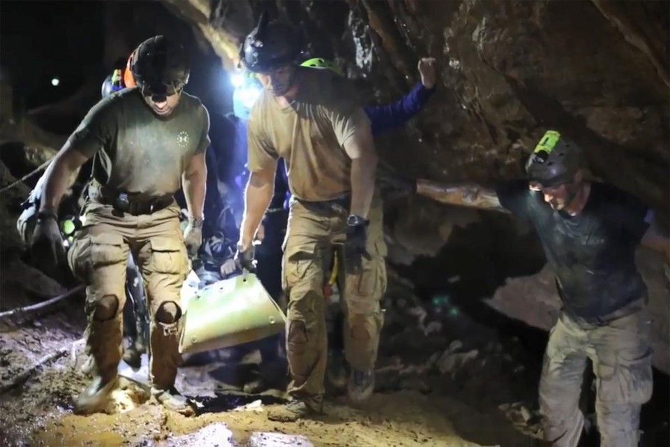 Um dos meninos é retirado da caverna com o auxílio de uma maca | HANDOUTAFP