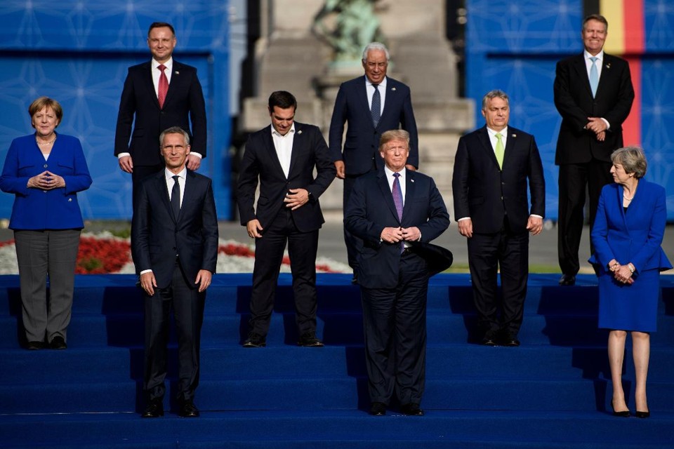 Líderes dos países-membro da Otan posam para foto, antes de um jantar de trabalho, em Bruxelas | BRENDAN SMIALOWSKI/AFP
