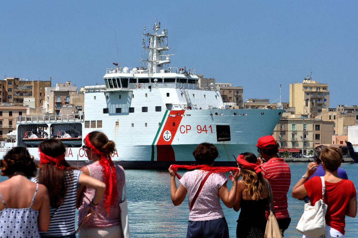 Navio da Guarda Costeira Italiana chega ao porto de Trapani com 61 migrantes que foram resgatados na costa da Líbia | ALESSANDRO FUCARINI/AFP