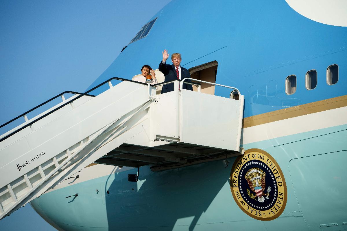 Donald e Melania Trump embarcam em Londres, no Air Force One, para irem à Escócia, último ponto de parada antes da reunião de cúpula com o presidente russo Vladimir Putin, na segunda, em Helsinque, na Finlândia | BRENDAN SMIALOWSKI/AFP