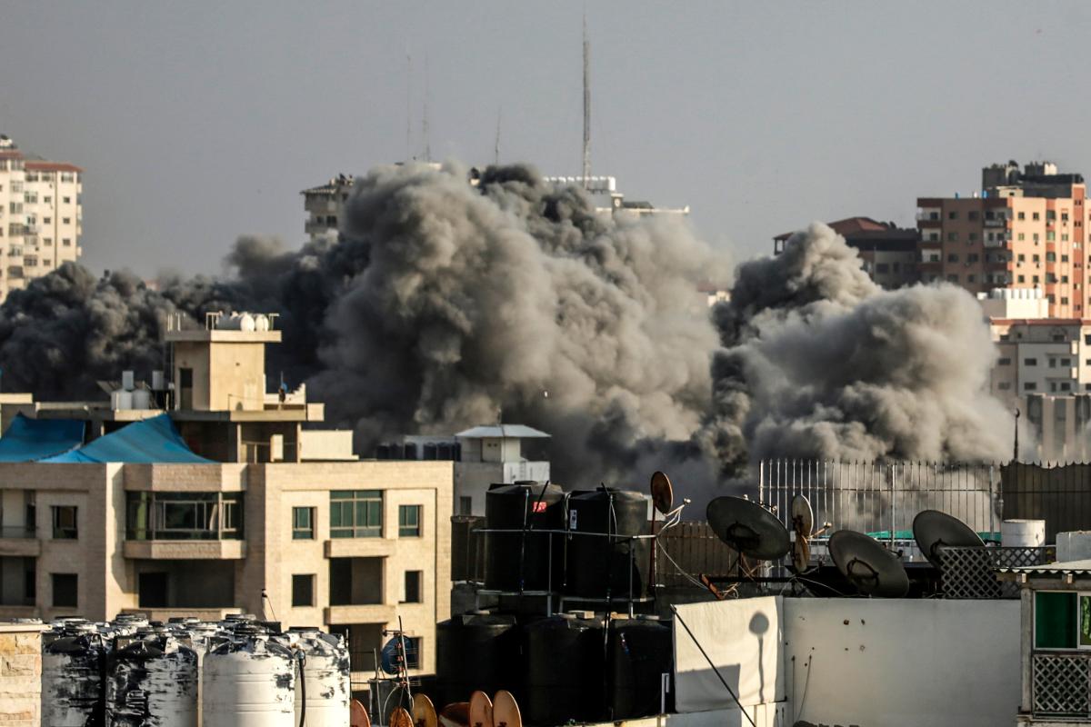 Nuvem de fumaça é formada após ataque aéreo israelense a instalações do Hamas, em Gaza | MAHMUD HAMS/AFP