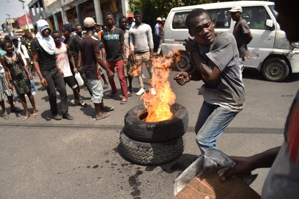 Manifestantes bloquearam estradas com barricadas em chamas, complicando os trajetos na capital Porto Príncipe, no Haiti, em 14 de julho | HECTOR RETAMALAFP