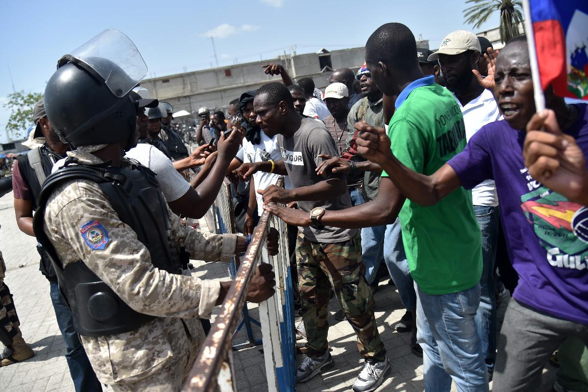 Apesar de o governo haitiano desistir do aumento nos combustíveis, os protestos continuam | HECTOR RETAMAL/AFP