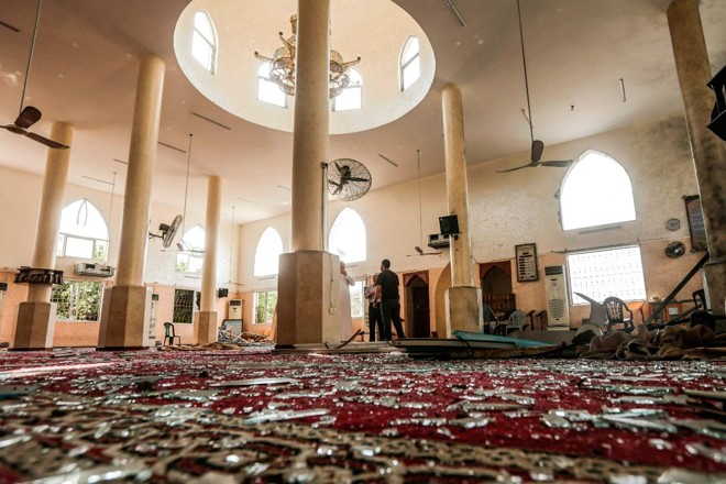 Palestino inspeciona danos a uma mesquita na Cidade de Gaza, atingida um ataque aéreo israelense no sábado | MAHMUD HAMS/AFP