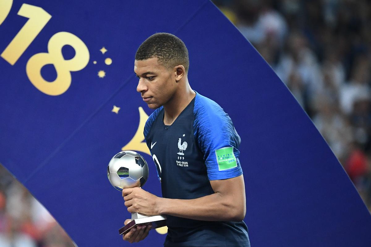 O atacante francês Kylian Mbappe posa com o prêmio FIFA Young Player | FRANCK FIFE/AFP